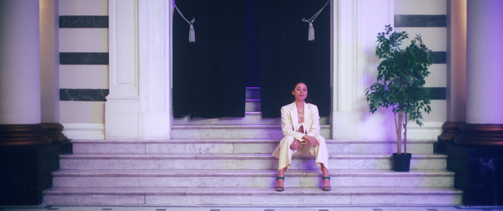 Blithe seated on the steps, from an earlier version of the landing page